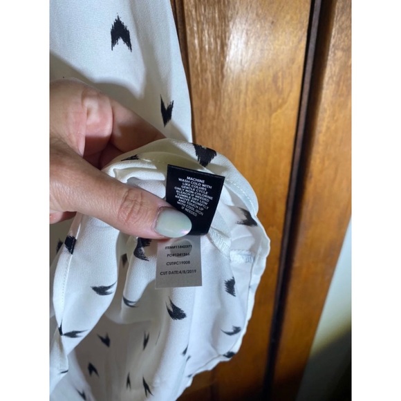 EUC Torrid White Chevron Flutter Sleeve Georgette Blouse - 2X - Picture 9 of 10